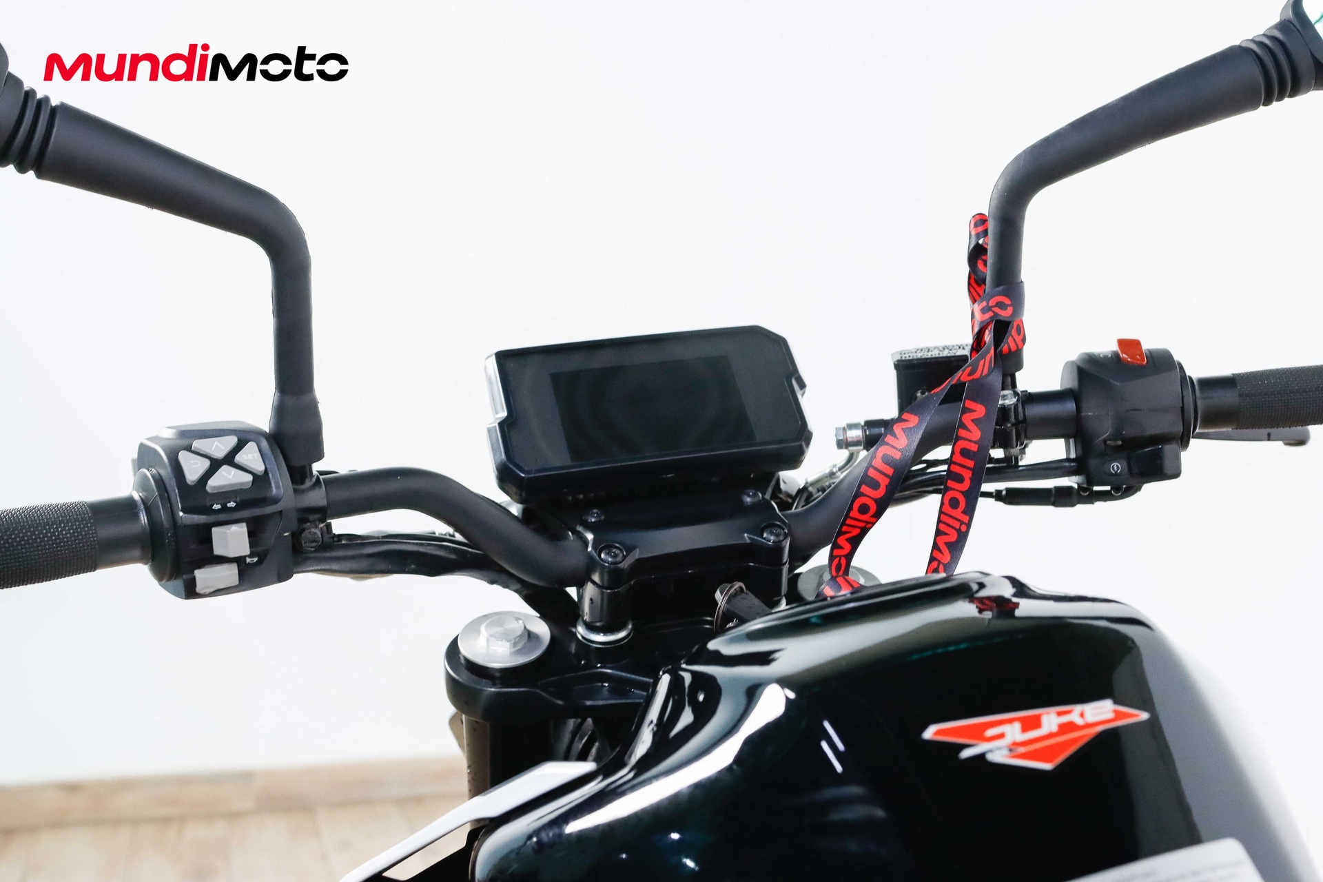 https://assets.mundimoto.com/images/8d695ad8-01f4-4186-8026-e314eec616d1/COCKPIT_HANDLEBAR-0_detail.jpg