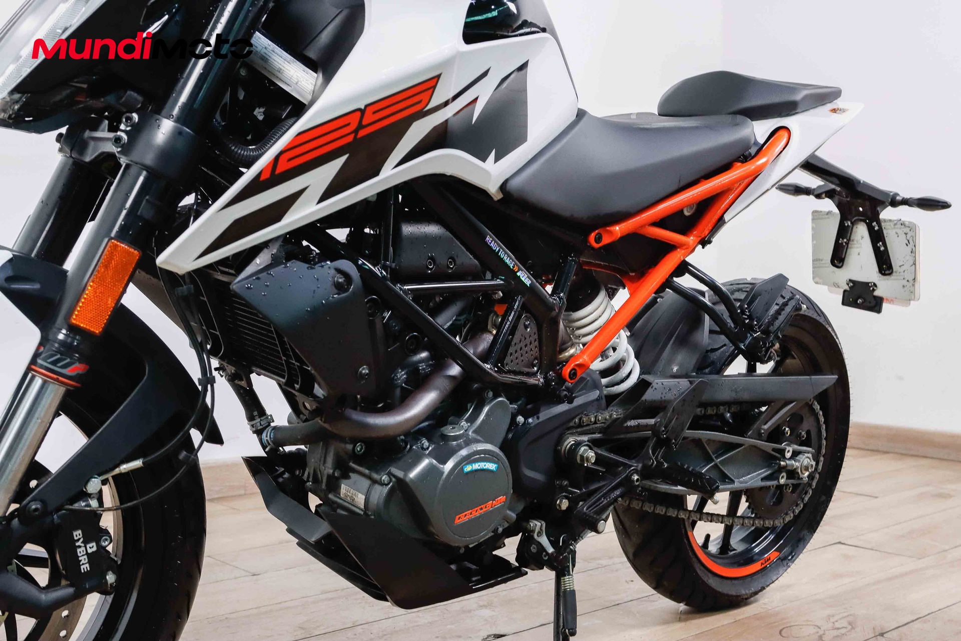 https://assets.mundimoto.com/images/8d695ad8-01f4-4186-8026-e314eec616d1/LEFT_FRONT_DETAIL-9_detail.jpg