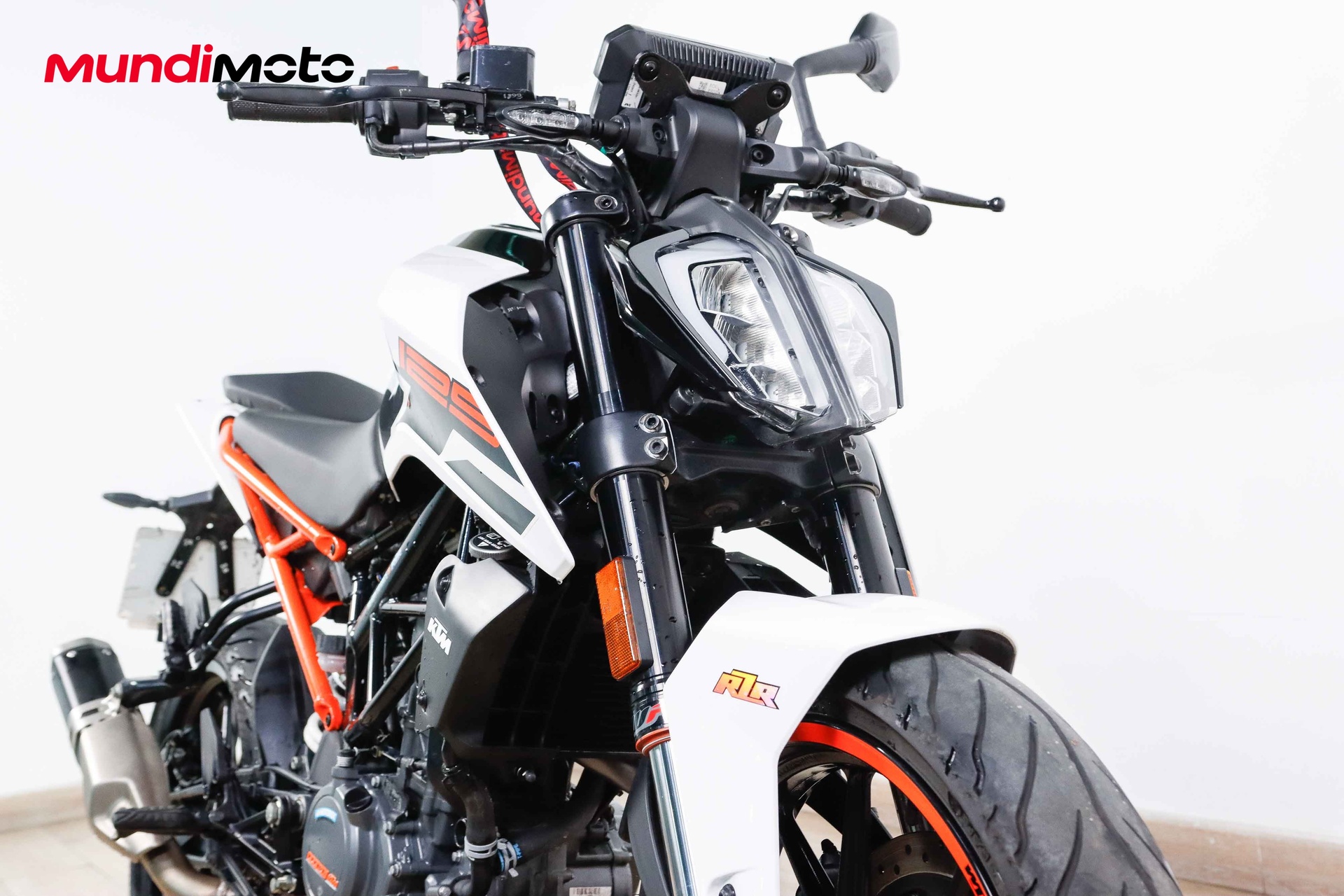 https://assets.mundimoto.com/images/8d695ad8-01f4-4186-8026-e314eec616d1/RIGHT_FRONT_DETAIL-14_detail.jpg