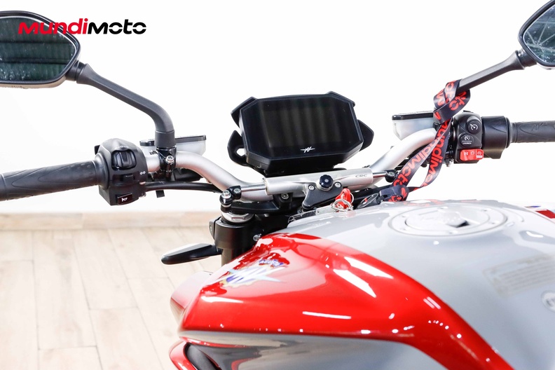 https://assets.mundimoto.com/images/8f162f0c-7dea-4d81-83dc-b1e0449c86b8/COCKPIT_HANDLEBAR-0_medium.jpg