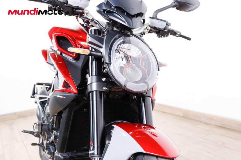 https://assets.mundimoto.com/images/8f162f0c-7dea-4d81-83dc-b1e0449c86b8/RIGHT_FRONT_DETAIL-0_medium.jpg