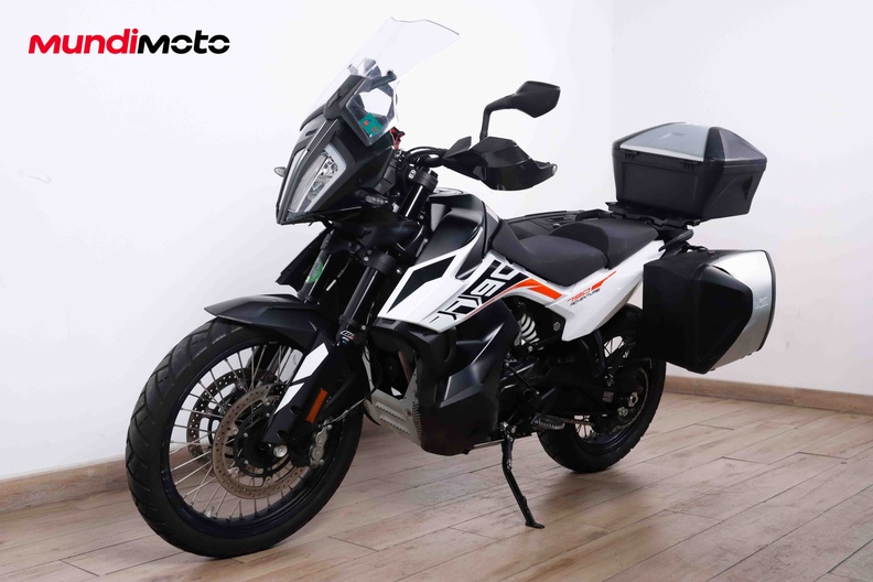 https://assets.mundimoto.com/images/925c75a7-1f01-49fd-be63-5e72ca0d0777/LEFT_FRONT-0_medium.jpg