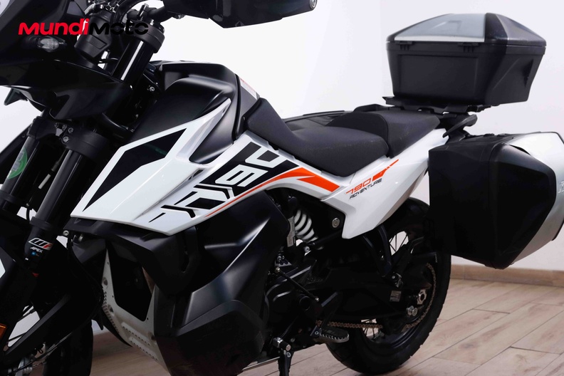 https://assets.mundimoto.com/images/925c75a7-1f01-49fd-be63-5e72ca0d0777/LEFT_FRONT_DETAIL-0_medium.jpg