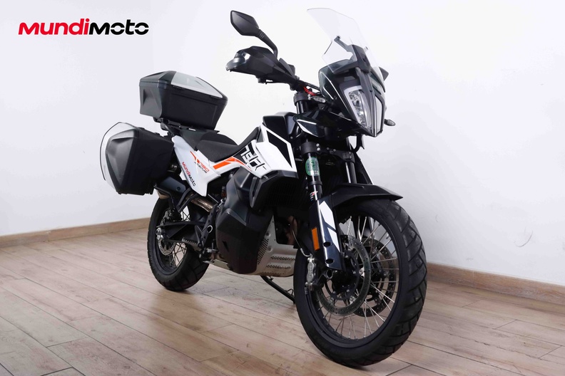 https://assets.mundimoto.com/images/925c75a7-1f01-49fd-be63-5e72ca0d0777/RIGHT_FRONT-0_medium.jpg