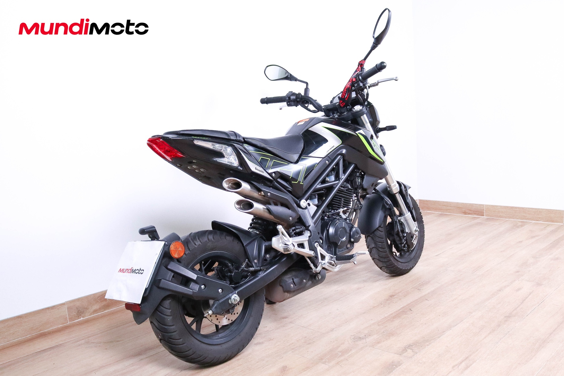 https://assets.mundimoto.com/images/962f0b56-d0f9-446c-beab-a2d85b2a6f85/RIGHT_FRONT-0_detail.jpg