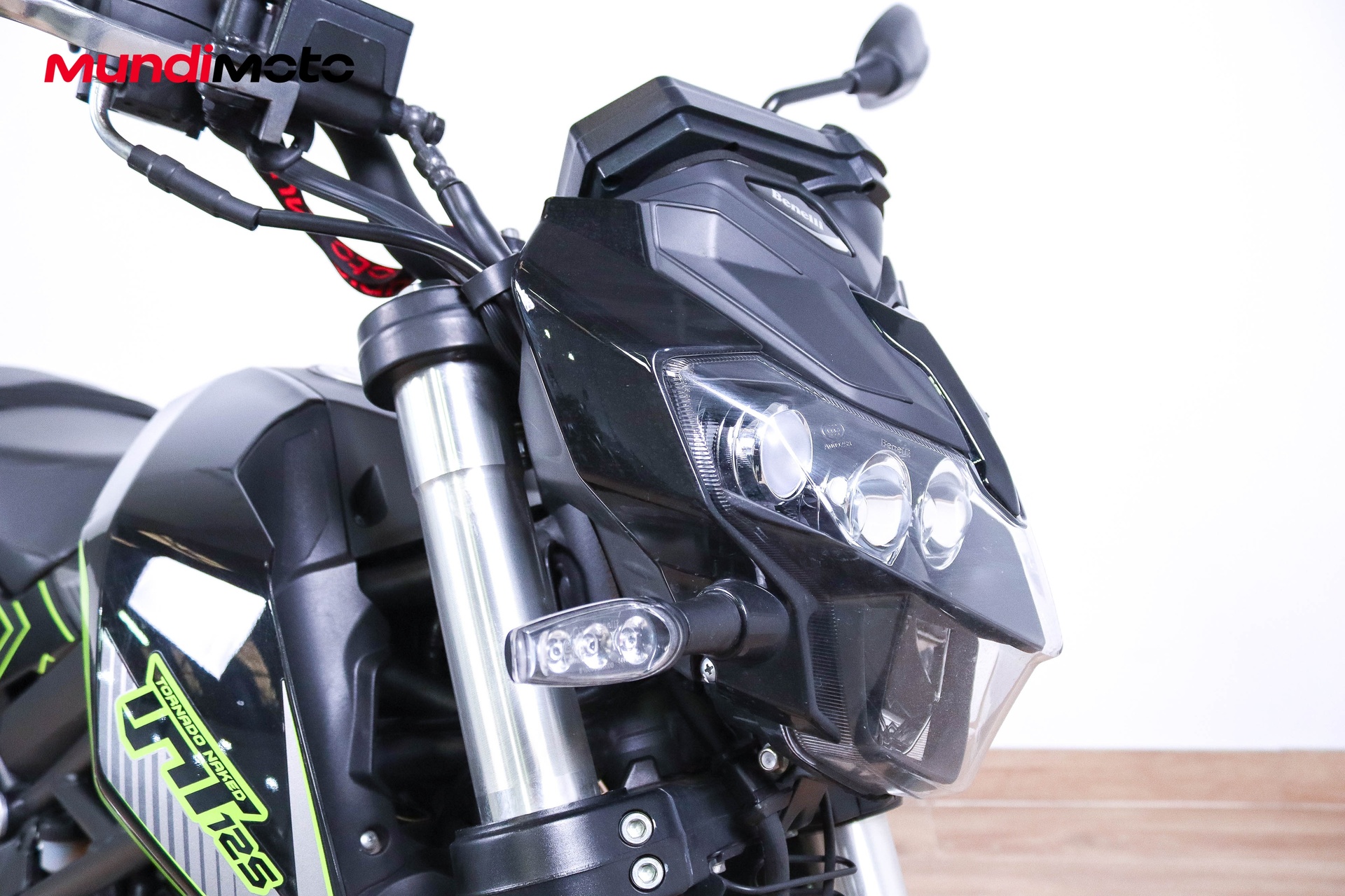 https://assets.mundimoto.com/images/962f0b56-d0f9-446c-beab-a2d85b2a6f85/RIGHT_FRONT_DETAIL-0_detail.jpg