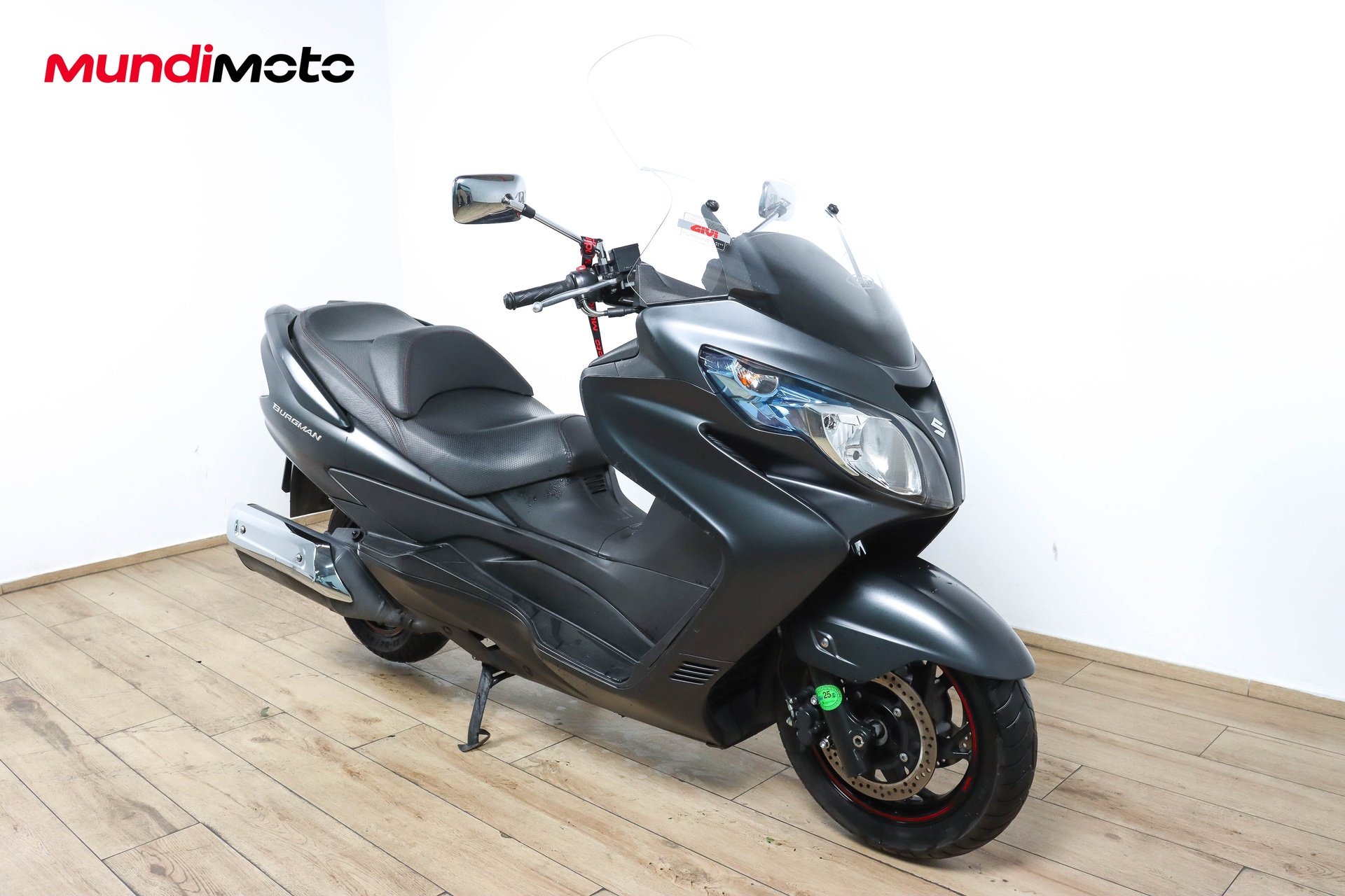 https://assets.mundimoto.com/images/9712db93-c5b0-40f5-a812-13c556ee2e6d/RIGHT_FRONT-14_detail.jpg