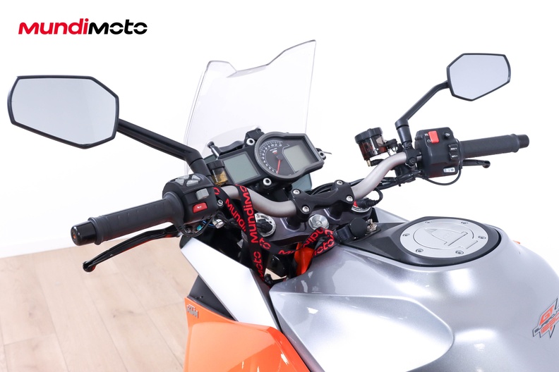 https://assets.mundimoto.com/images/97205d8b-a9c9-47f8-bd59-e412c609c0d5/COCKPIT_HANDLEBAR-0_medium.jpg