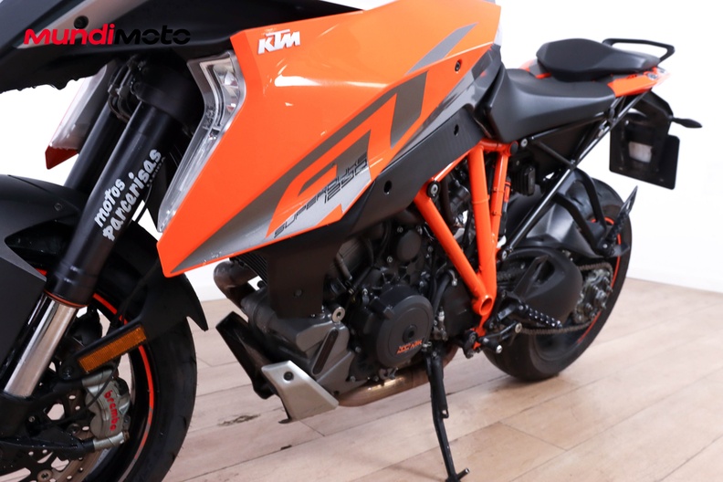 https://assets.mundimoto.com/images/97205d8b-a9c9-47f8-bd59-e412c609c0d5/LEFT_FRONT_DETAIL-10_medium.jpg