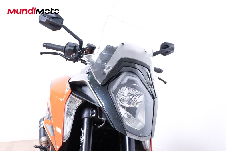 https://assets.mundimoto.com/images/97205d8b-a9c9-47f8-bd59-e412c609c0d5/RIGHT_FRONT_DETAIL-15_medium.jpg