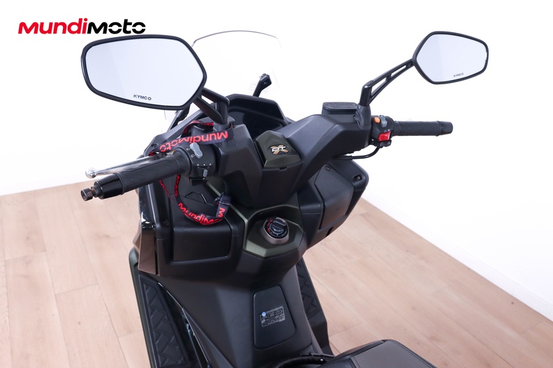 https://assets.mundimoto.com/images/979eff62-b804-46e4-90d8-fb7a62ee0d9c/COCKPIT_HANDLEBAR-0_medium.jpg