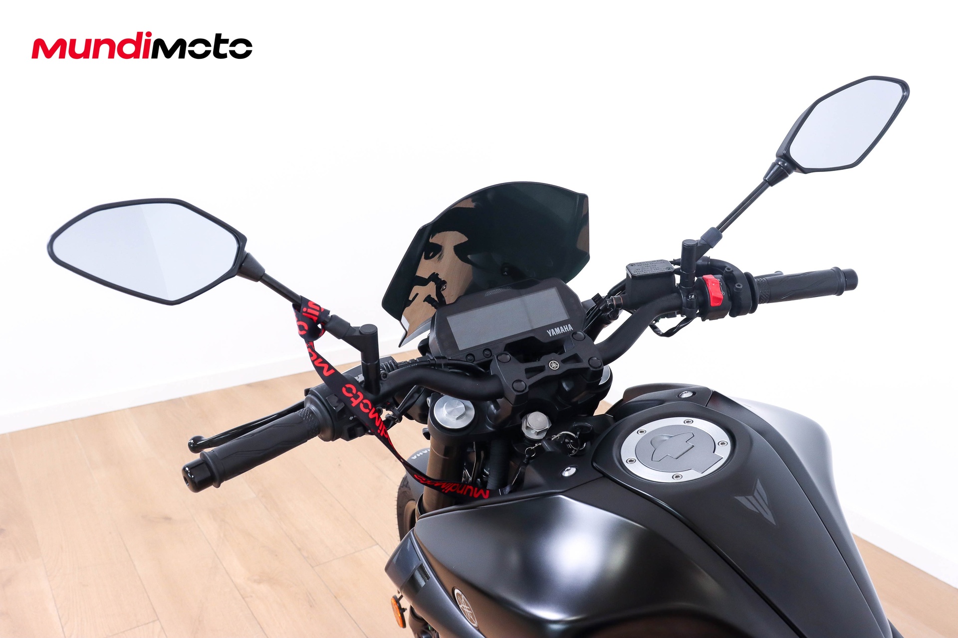 https://assets.mundimoto.com/images/9c03f77f-bf6a-427a-b39a-cb42e9843f67/COCKPIT_HANDLEBAR-0_detail.jpg