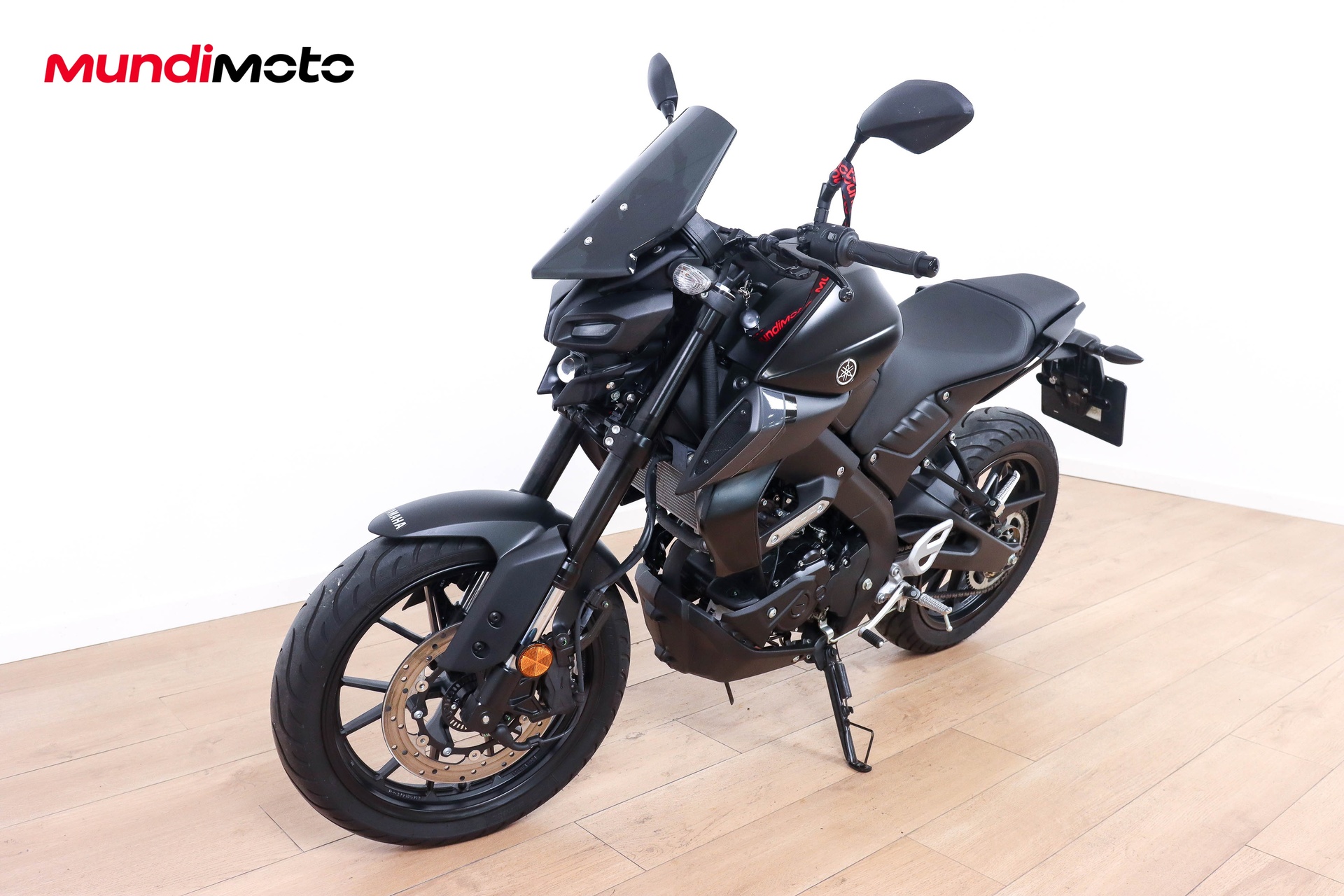 https://assets.mundimoto.com/images/9c03f77f-bf6a-427a-b39a-cb42e9843f67/LEFT_FRONT-0_detail.jpg