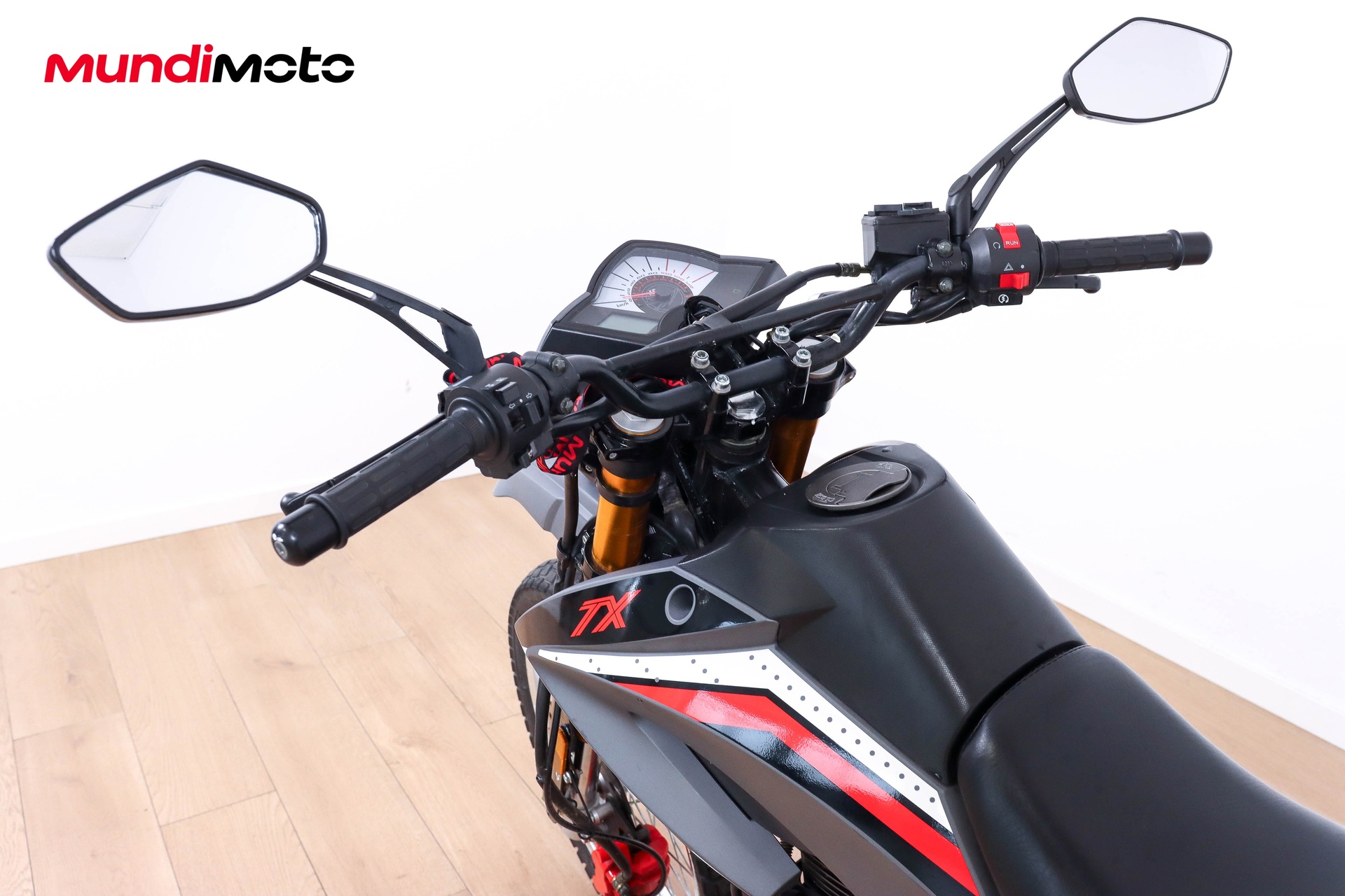 https://assets.mundimoto.com/images/9da42f92-400b-415c-971e-66d0949ef964/COCKPIT_HANDLEBAR-0_detail.jpg