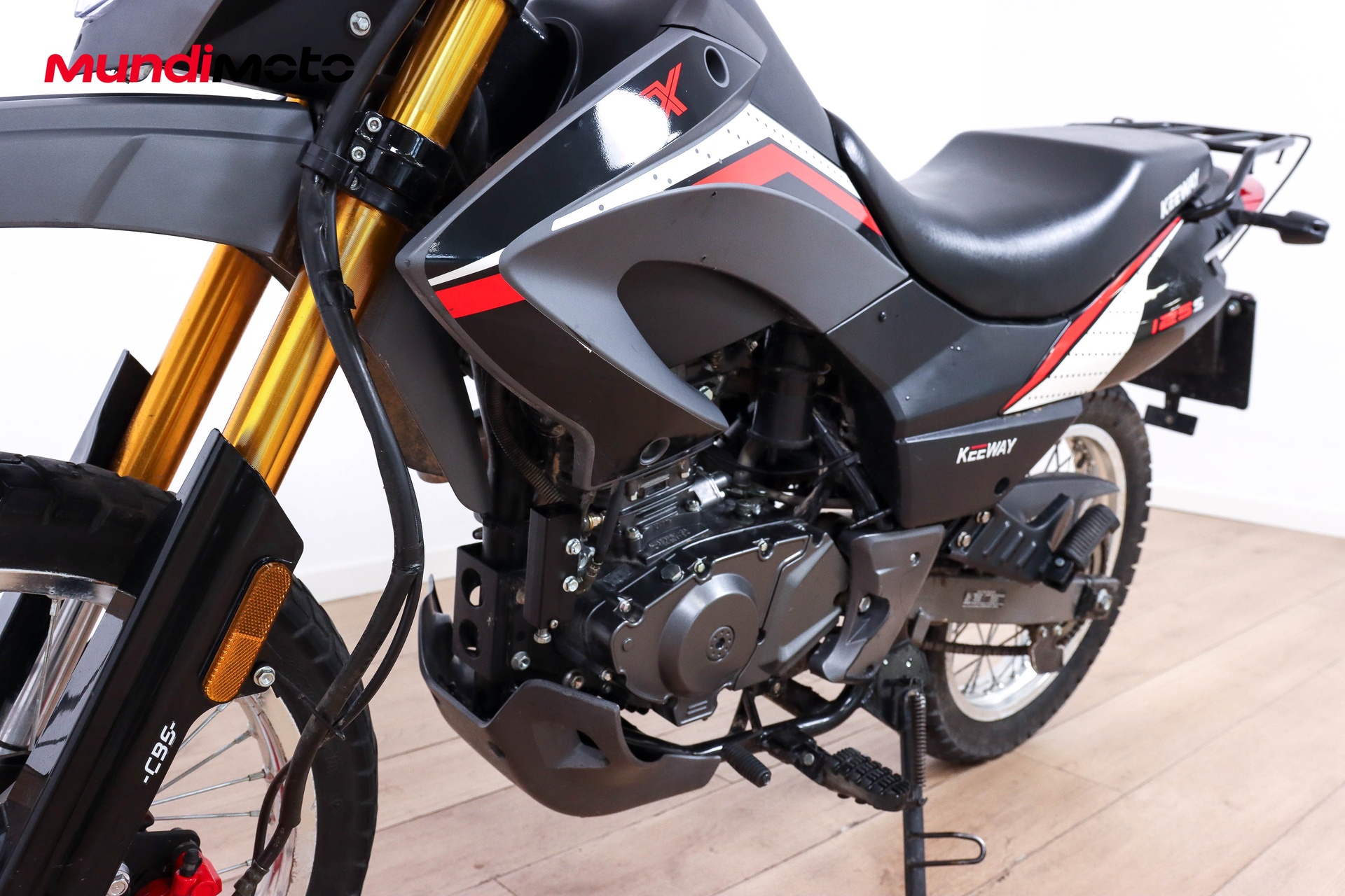 https://assets.mundimoto.com/images/9da42f92-400b-415c-971e-66d0949ef964/LEFT_FRONT_DETAIL-0_detail.jpg