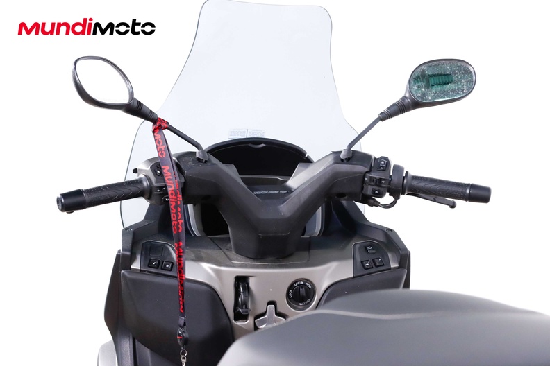 https://assets.mundimoto.com/images/a3e0b6d2-51c5-4581-995b-8a4e5c7cd0c1/COCKPIT_10_medium.jpg