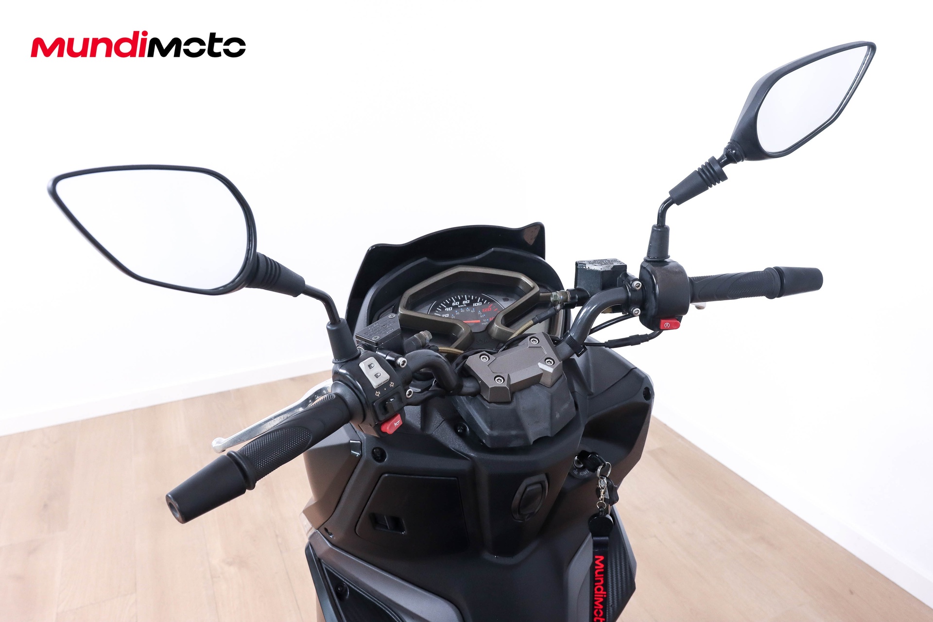 https://assets.mundimoto.com/images/b15403ee-d626-4a4e-979f-04b1fbe2c4b6/COCKPIT_HANDLEBAR-0_detail.jpg