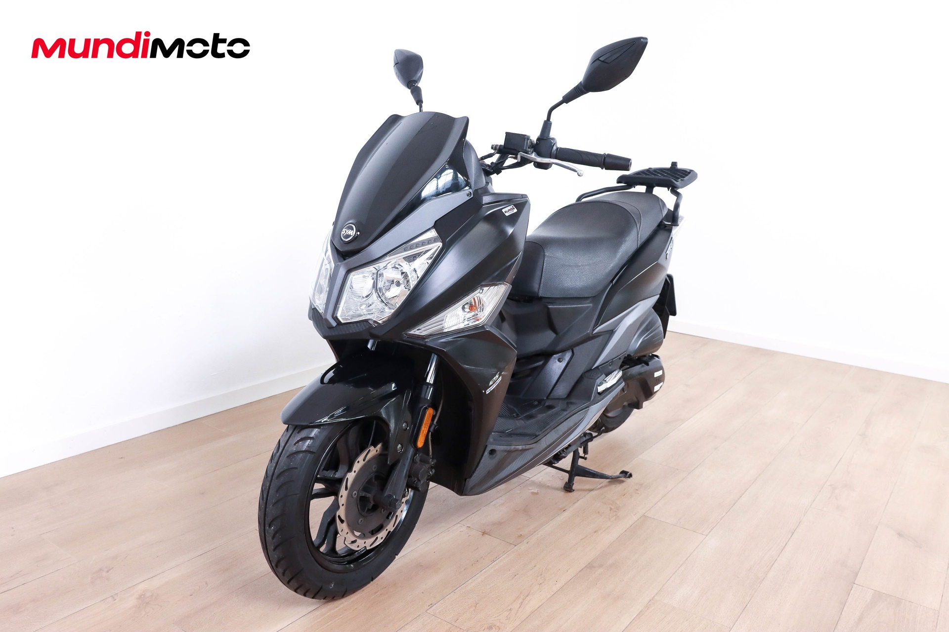 https://assets.mundimoto.com/images/b15403ee-d626-4a4e-979f-04b1fbe2c4b6/LEFT_FRONT-0_detail.jpg