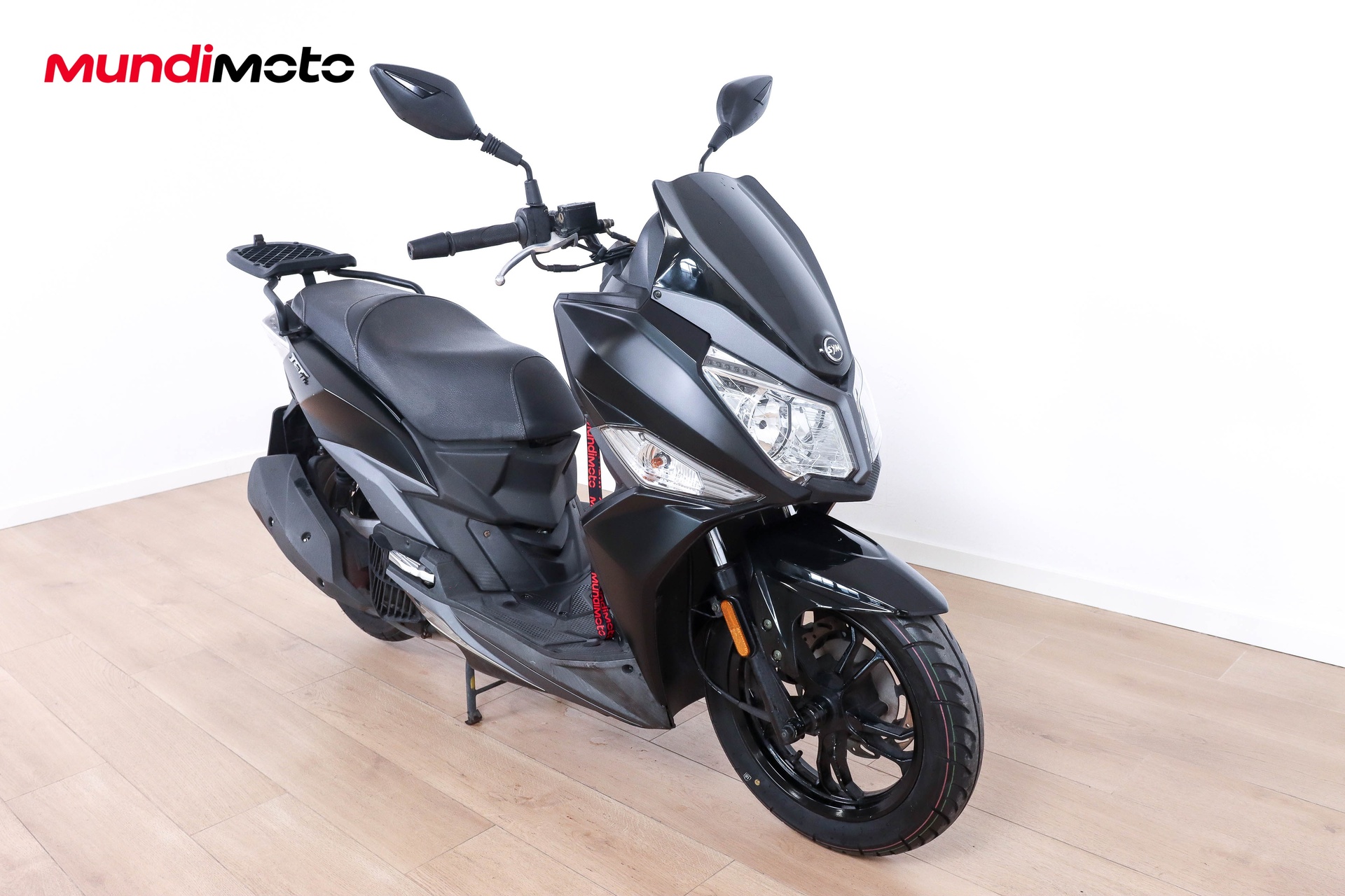 https://assets.mundimoto.com/images/b15403ee-d626-4a4e-979f-04b1fbe2c4b6/RIGHT_FRONT-0_detail.jpg