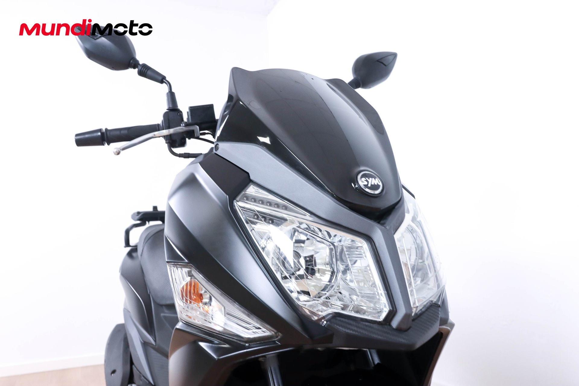 https://assets.mundimoto.com/images/b15403ee-d626-4a4e-979f-04b1fbe2c4b6/RIGHT_FRONT_DETAIL-0_detail.jpg