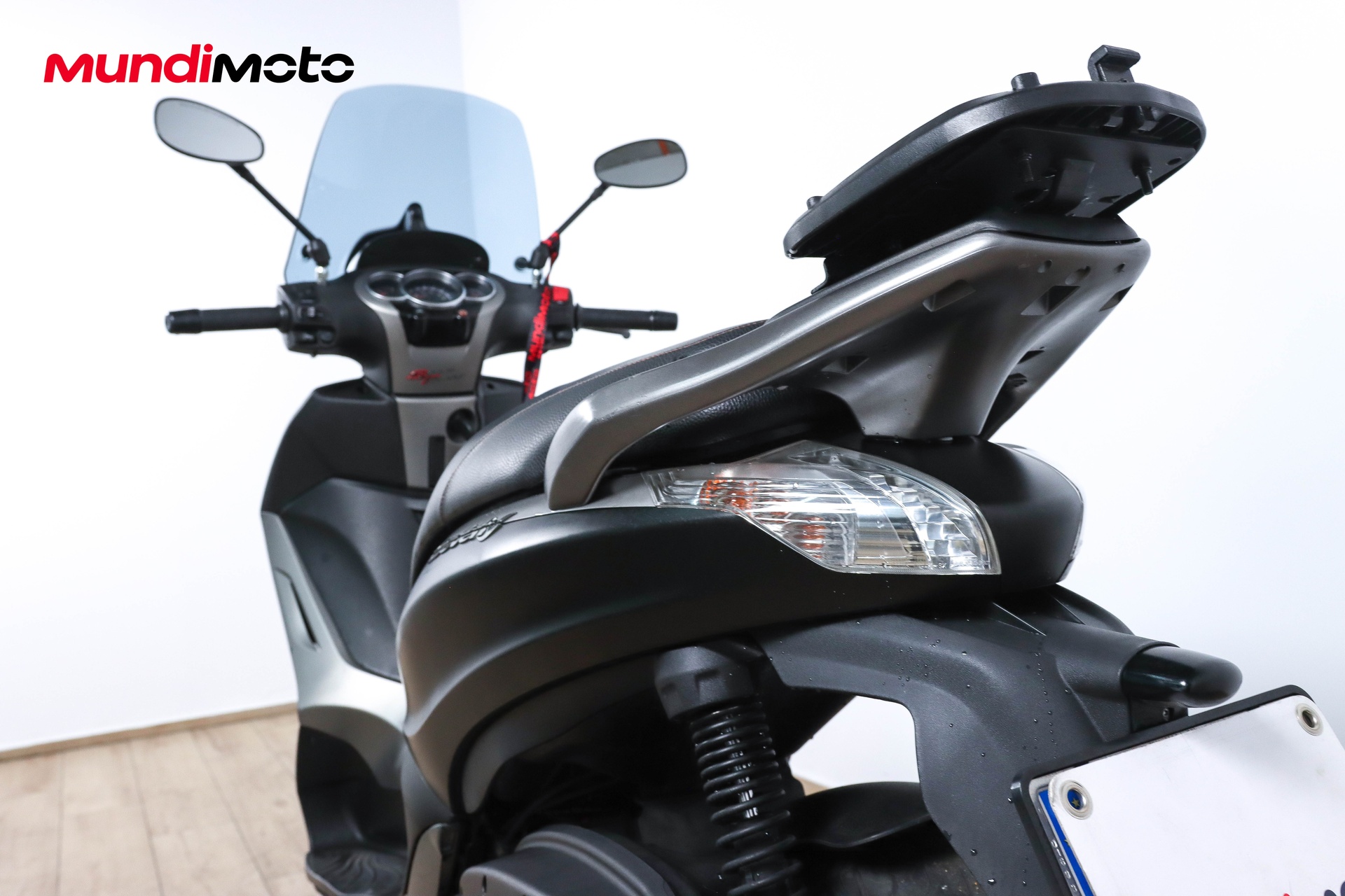 https://assets.mundimoto.com/images/b19e58dd-e74d-48a1-98bb-d25a77424888/LEFT_BACK_DETAIL-0_detail.jpg