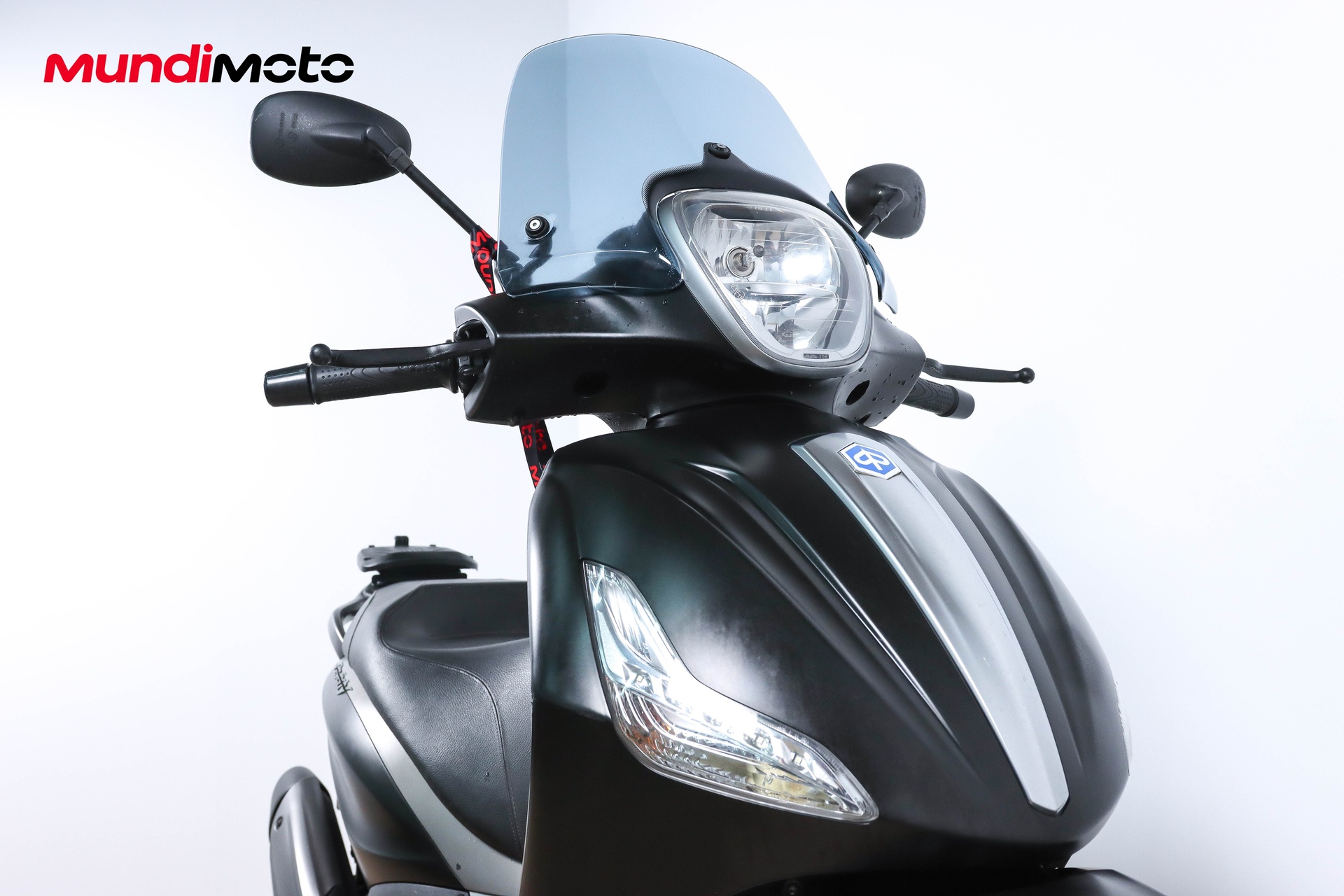 https://assets.mundimoto.com/images/b19e58dd-e74d-48a1-98bb-d25a77424888/RIGHT_FRONT_DETAIL-0_detail.jpg