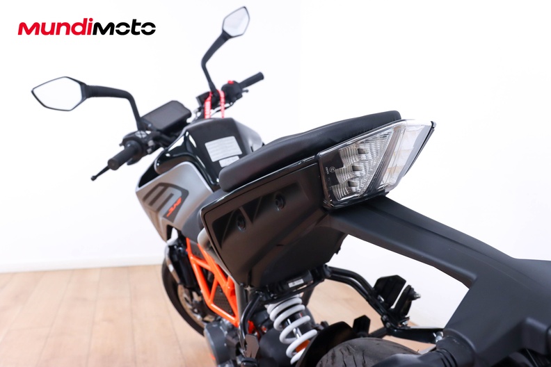 Motorbike image 9