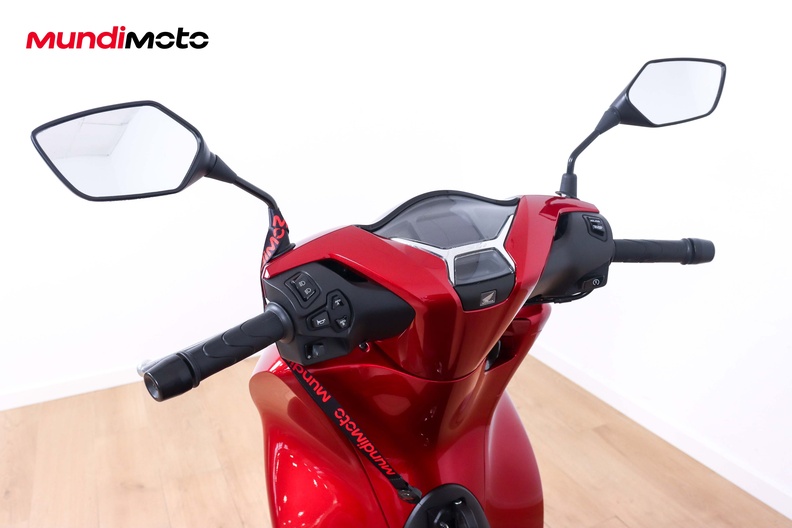 https://assets.mundimoto.com/images/b8fcdf95-4fd2-4941-b3c8-5747a81317d5/COCKPIT_HANDLEBAR-0_medium.jpg