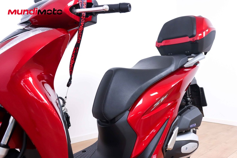 https://assets.mundimoto.com/images/b8fcdf95-4fd2-4941-b3c8-5747a81317d5/LEFT_FRONT_DETAIL-0_medium.jpg