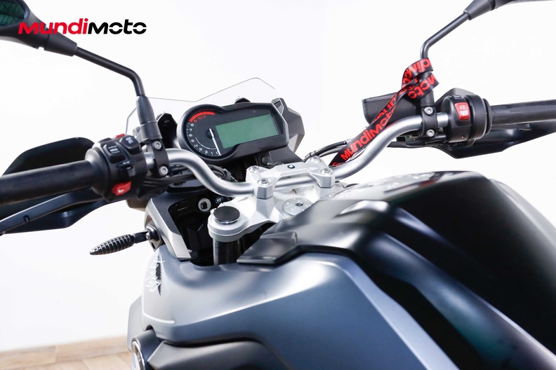 https://assets.mundimoto.com/images/ba74c3b8-1b5a-40fa-bf89-73b7333c7e0a/COCKPIT_HANDLEBAR-0_medium.jpg