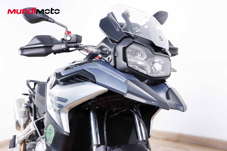 https://assets.mundimoto.com/images/ba74c3b8-1b5a-40fa-bf89-73b7333c7e0a/RIGHT_FRONT_DETAIL-0_medium.jpg