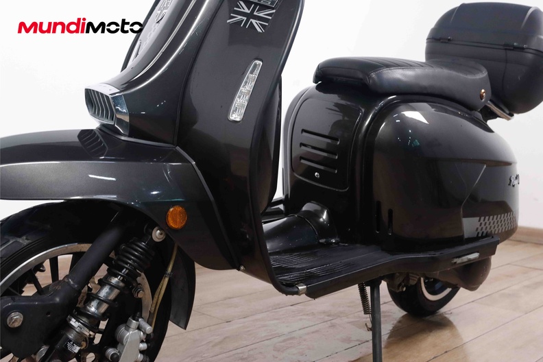 https://assets.mundimoto.com/images/bc4f25e2-303c-48f0-b796-b517e84bff65/LEFT_FRONT_DETAIL-7_medium.jpg