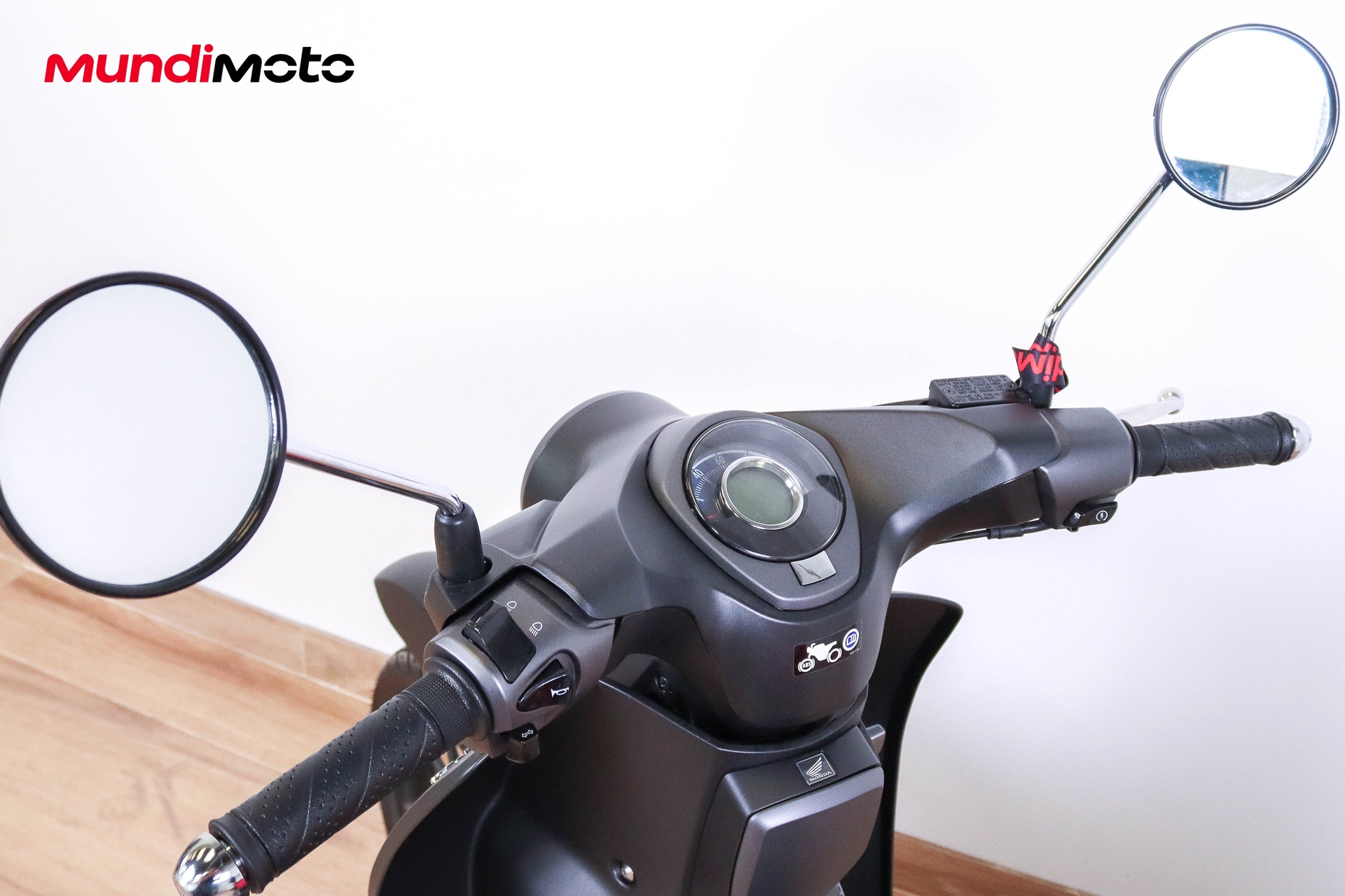 https://assets.mundimoto.com/images/bceb6cc3-fc5b-4b1b-ae82-b0346ae1065f/COCKPIT_HANDLEBAR-0_detail.jpg