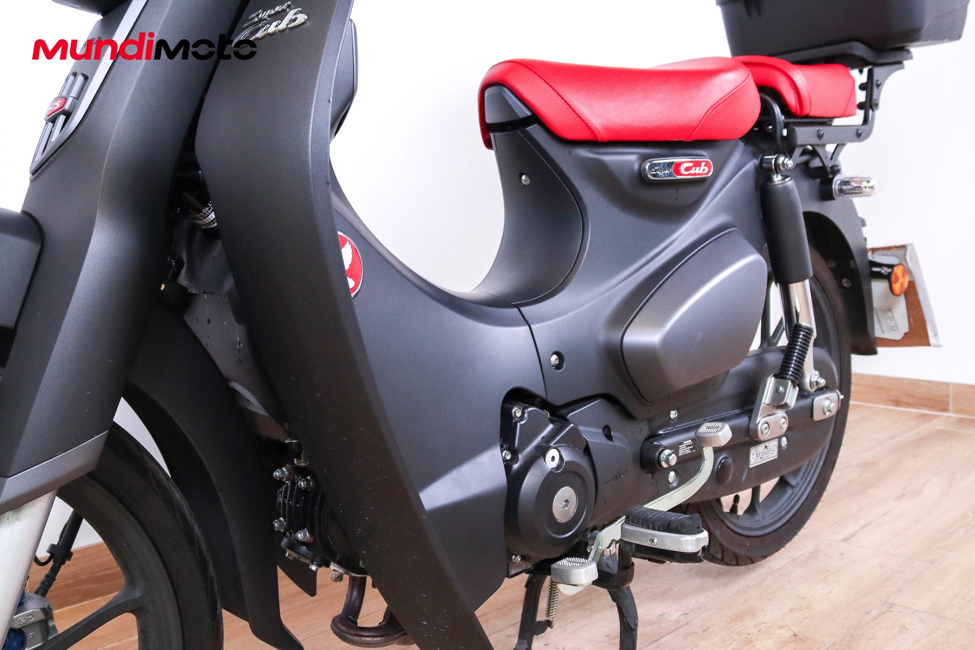 https://assets.mundimoto.com/images/bceb6cc3-fc5b-4b1b-ae82-b0346ae1065f/LEFT_FRONT_DETAIL-0_detail.jpg