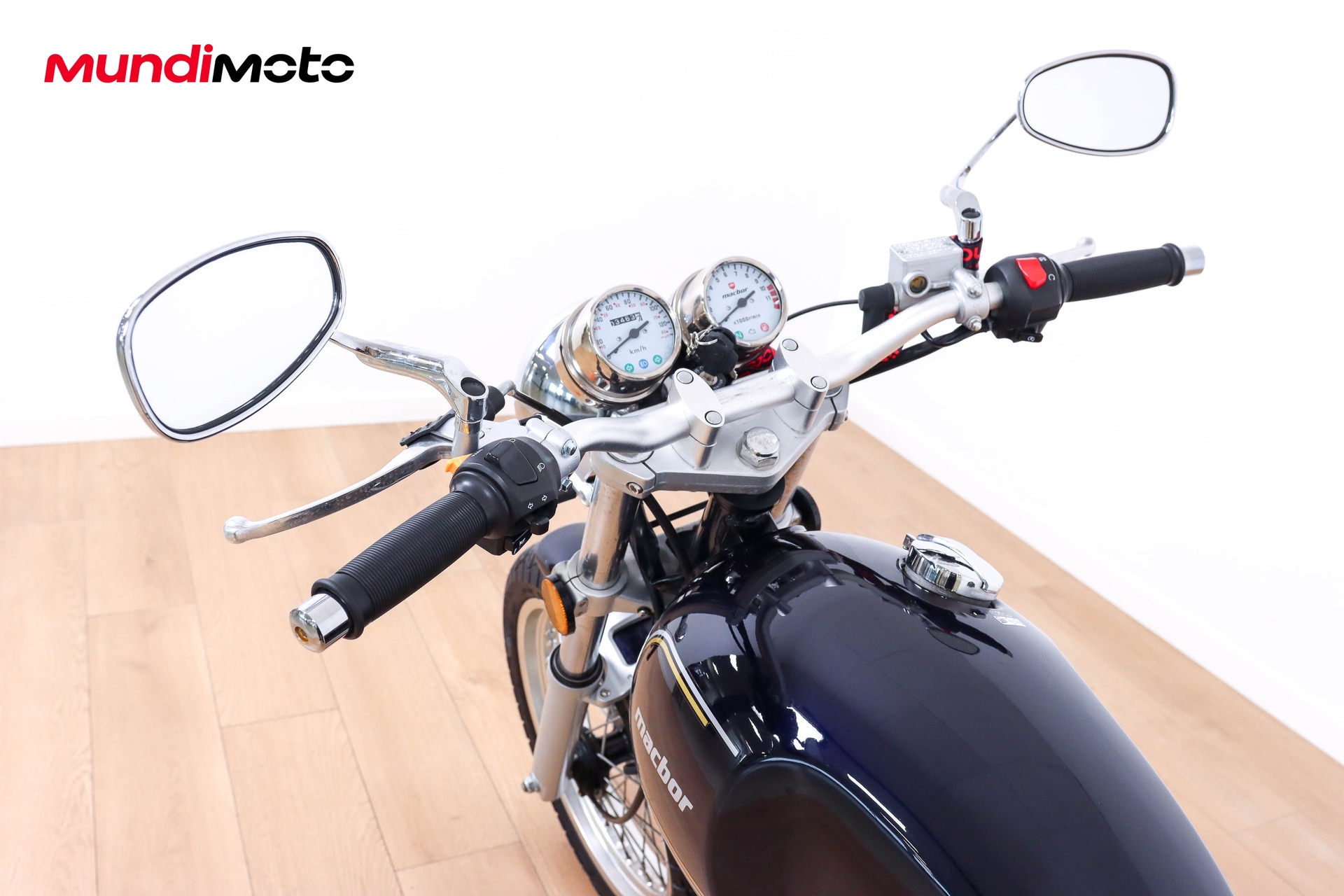 https://assets.mundimoto.com/images/bd4397d4-a88f-4907-a094-13cac6ee5fd5/COCKPIT_HANDLEBAR-0_detail.jpg