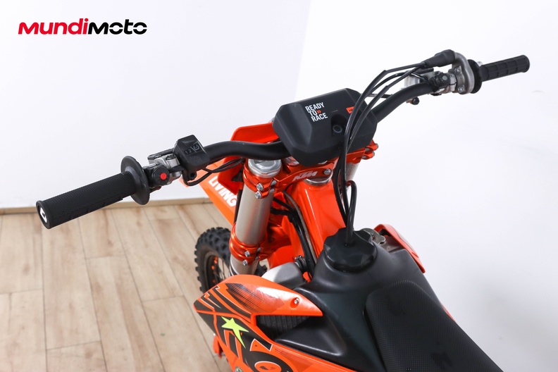 https://assets.mundimoto.com/images/bdc94aaa-d6d4-4ff1-adde-824f0b398583/COCKPIT_HANDLEBAR-0_medium.jpg