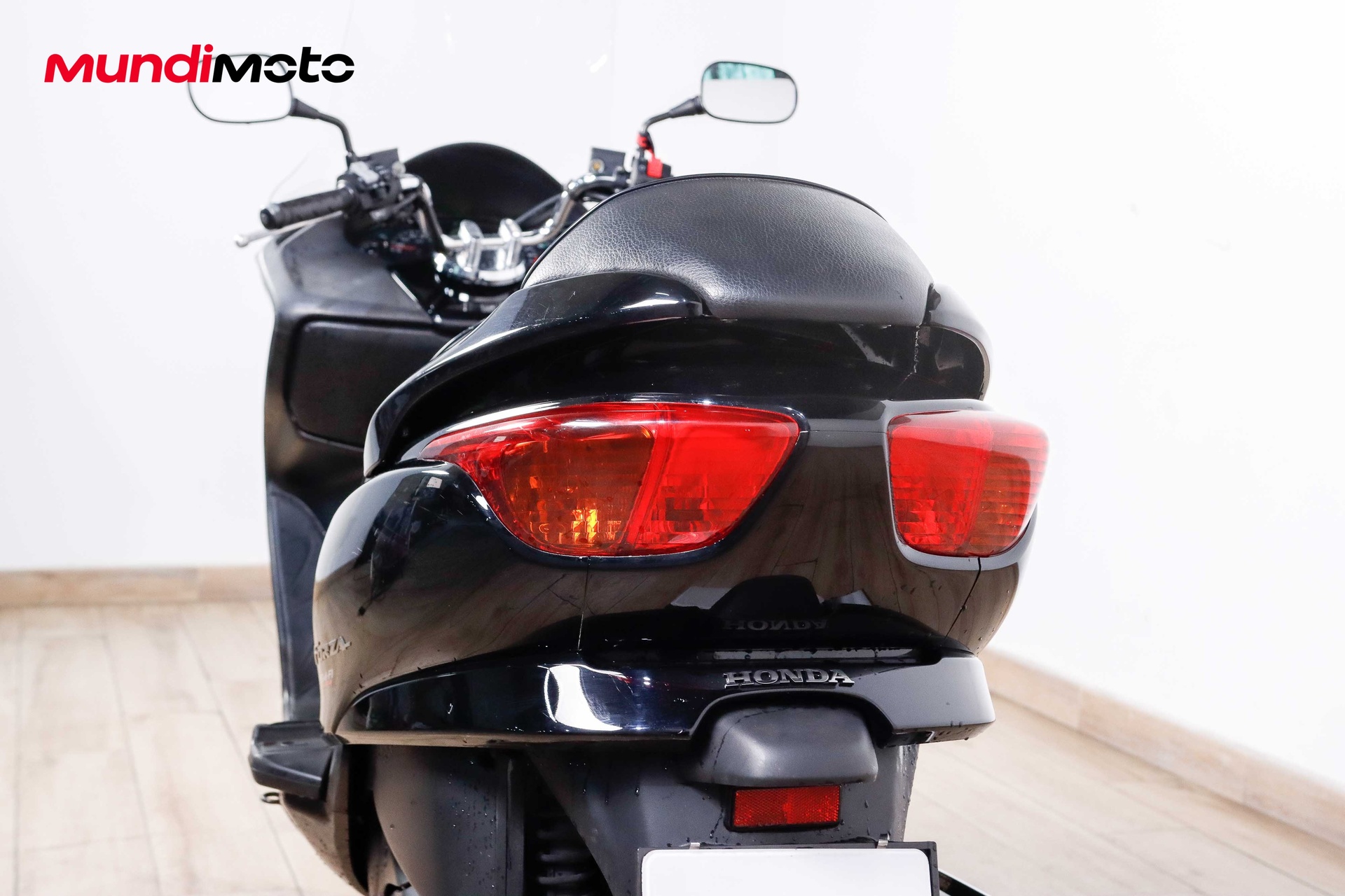 https://assets.mundimoto.com/images/bf75cd8d-e603-46b8-b8fa-f278782d12cd/LEFT_BACK_DETAIL-10_detail.jpg