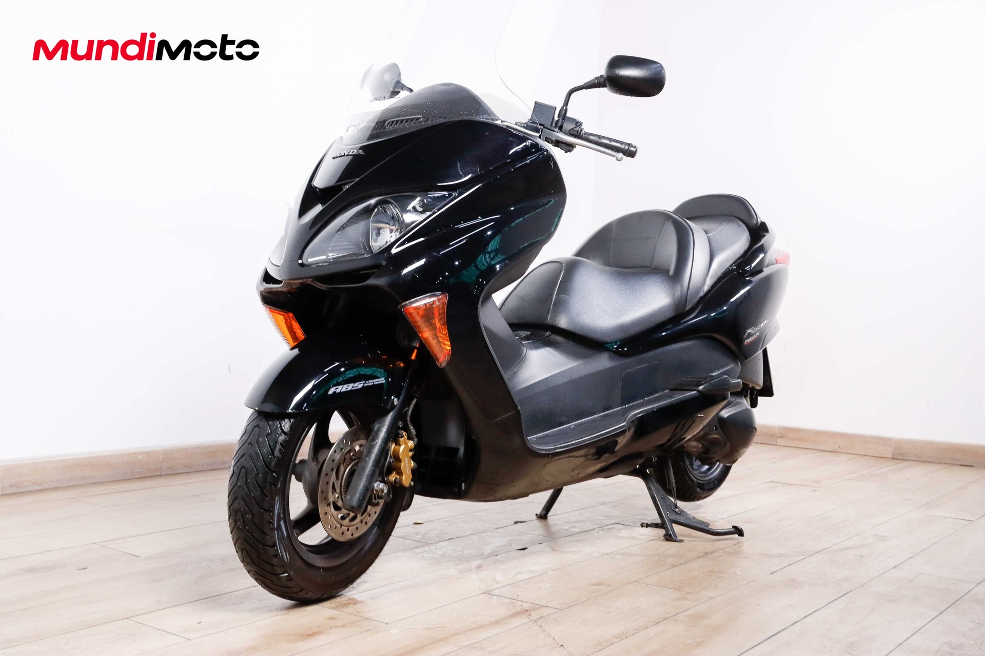 https://assets.mundimoto.com/images/bf75cd8d-e603-46b8-b8fa-f278782d12cd/LEFT_FRONT-11_detail.jpg