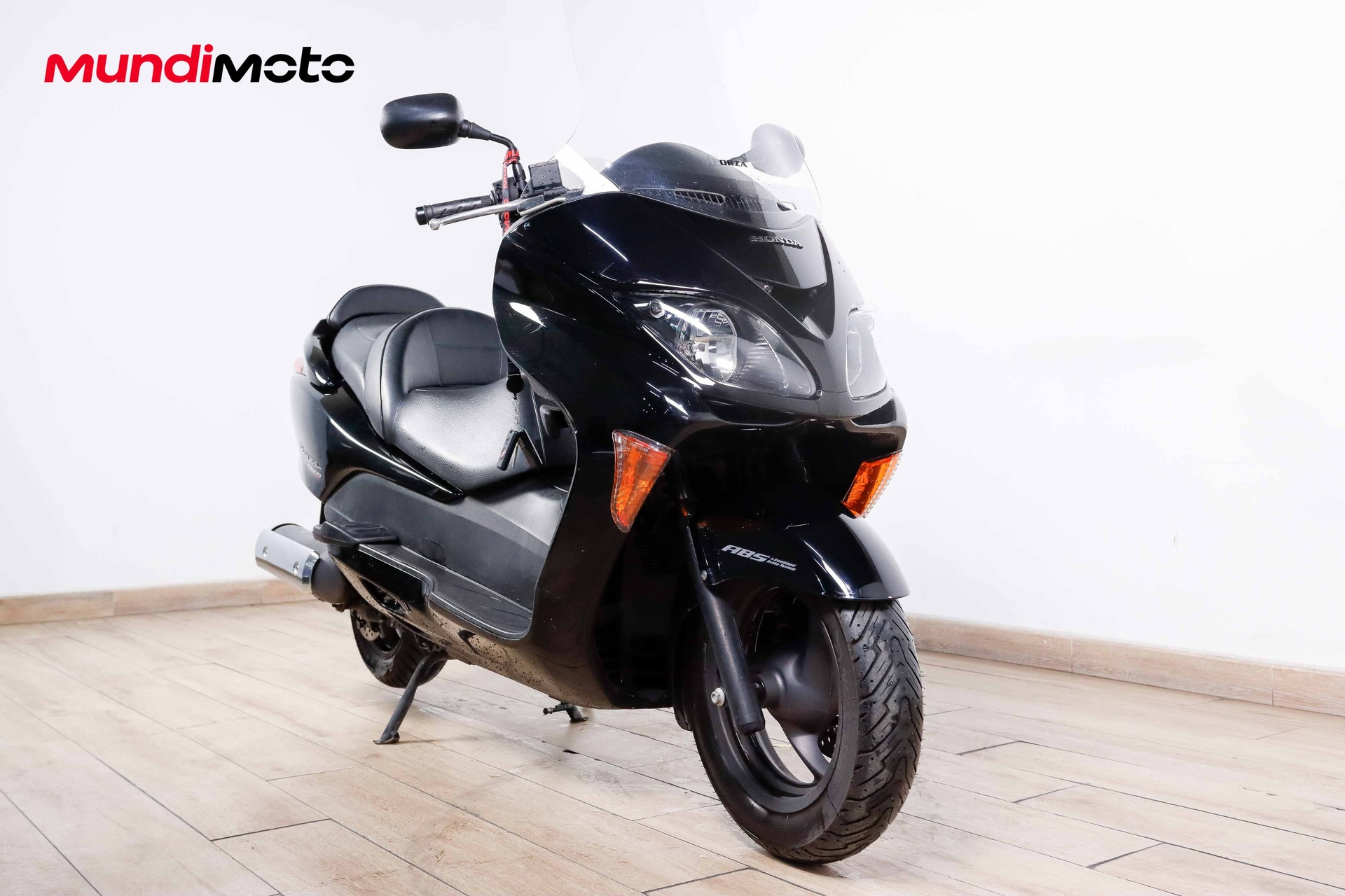 https://assets.mundimoto.com/images/bf75cd8d-e603-46b8-b8fa-f278782d12cd/RIGHT_FRONT-16_detail.jpg