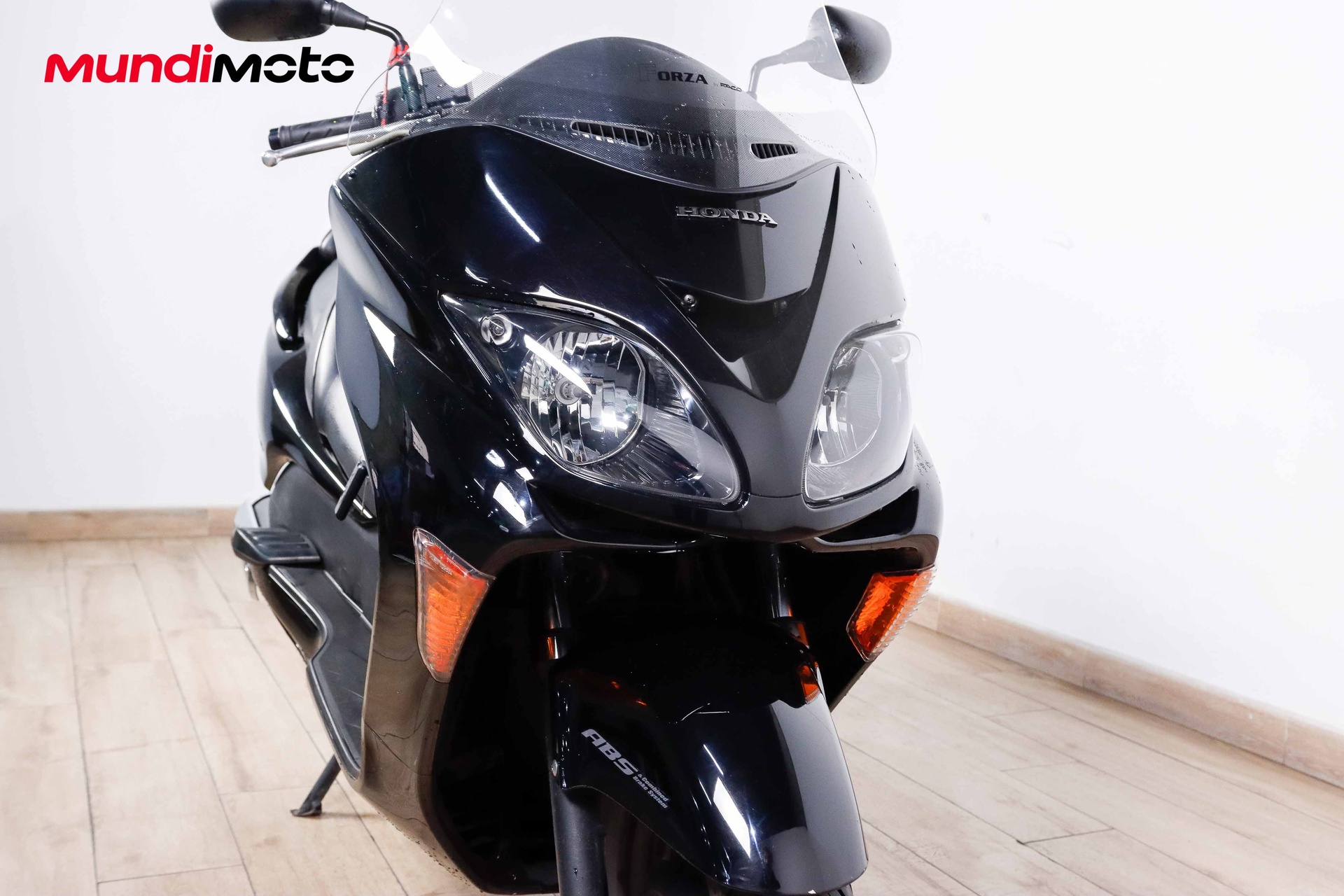 https://assets.mundimoto.com/images/bf75cd8d-e603-46b8-b8fa-f278782d12cd/RIGHT_FRONT_DETAIL-17_detail.jpg