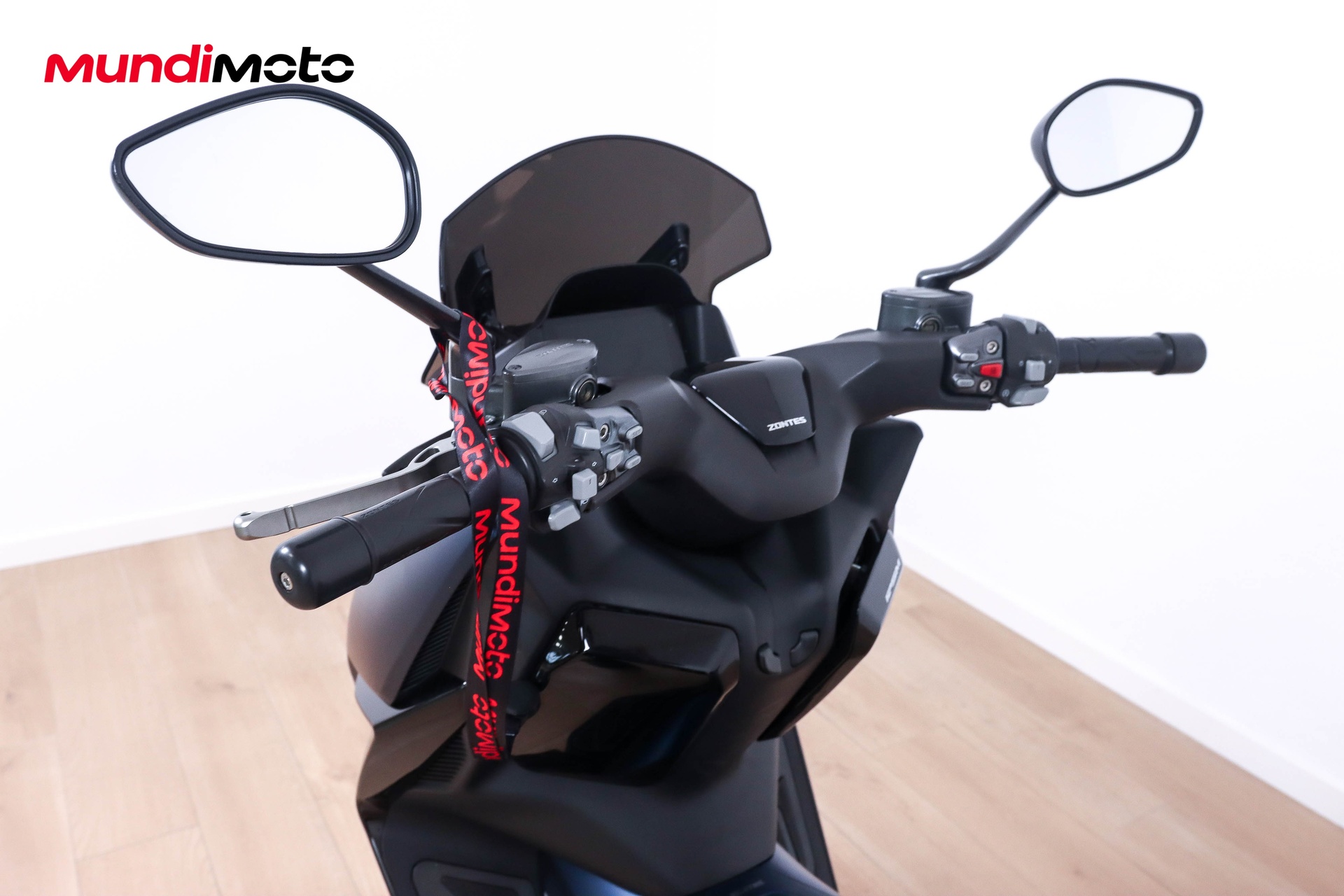 https://assets.mundimoto.com/images/c3c6a521-4ce7-4ab7-96f0-52aa5e7769d7/COCKPIT_HANDLEBAR-0_detail.jpg