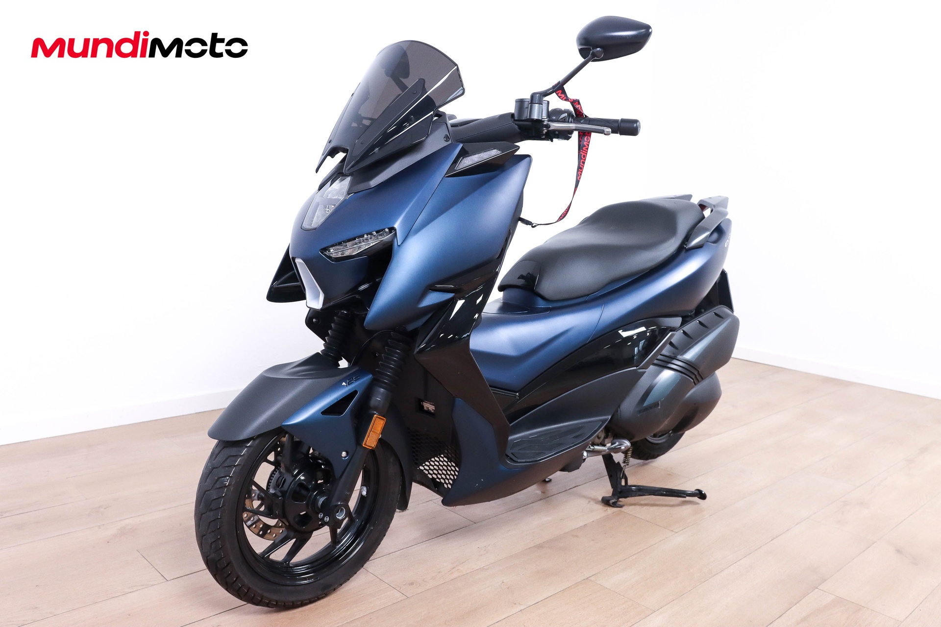 https://assets.mundimoto.com/images/c3c6a521-4ce7-4ab7-96f0-52aa5e7769d7/LEFT_FRONT-0_detail.jpg