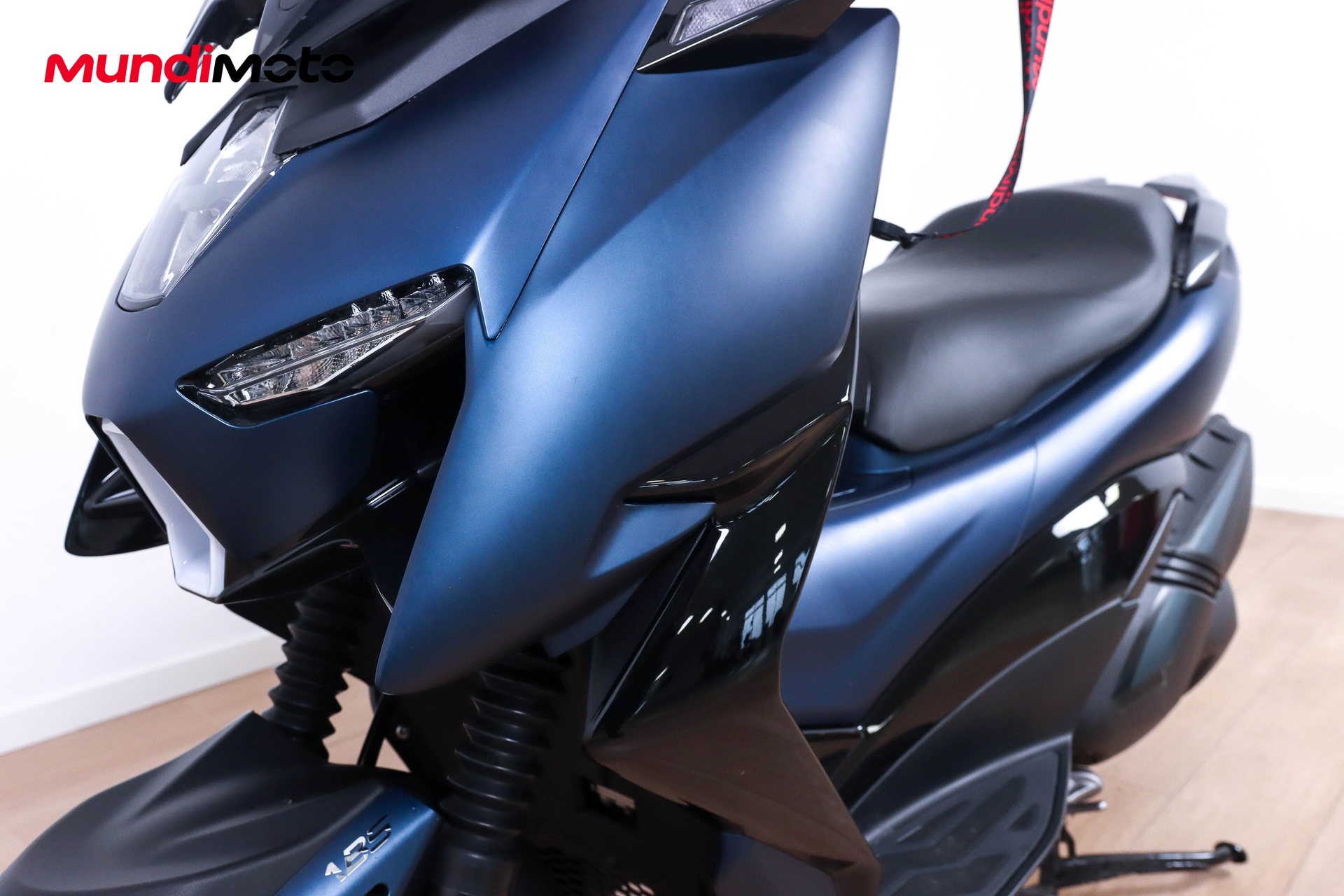 https://assets.mundimoto.com/images/c3c6a521-4ce7-4ab7-96f0-52aa5e7769d7/LEFT_FRONT_DETAIL-0_detail.jpg