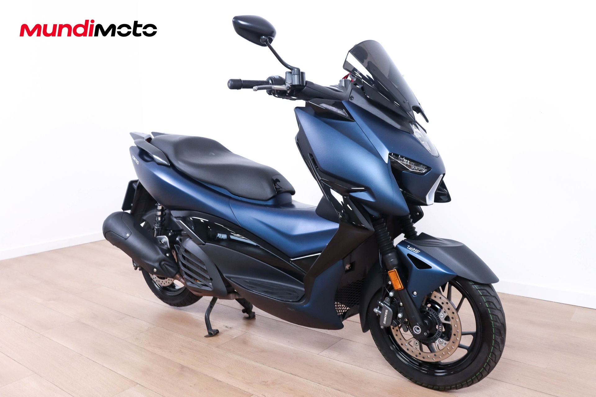 https://assets.mundimoto.com/images/c3c6a521-4ce7-4ab7-96f0-52aa5e7769d7/RIGHT_FRONT-0_detail.jpg