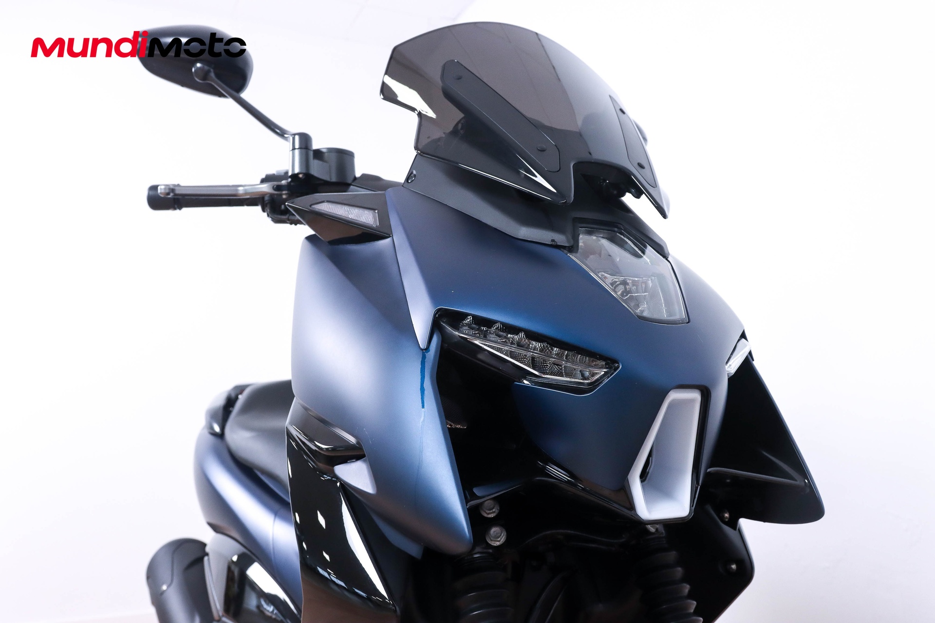 https://assets.mundimoto.com/images/c3c6a521-4ce7-4ab7-96f0-52aa5e7769d7/RIGHT_FRONT_DETAIL-0_detail.jpg