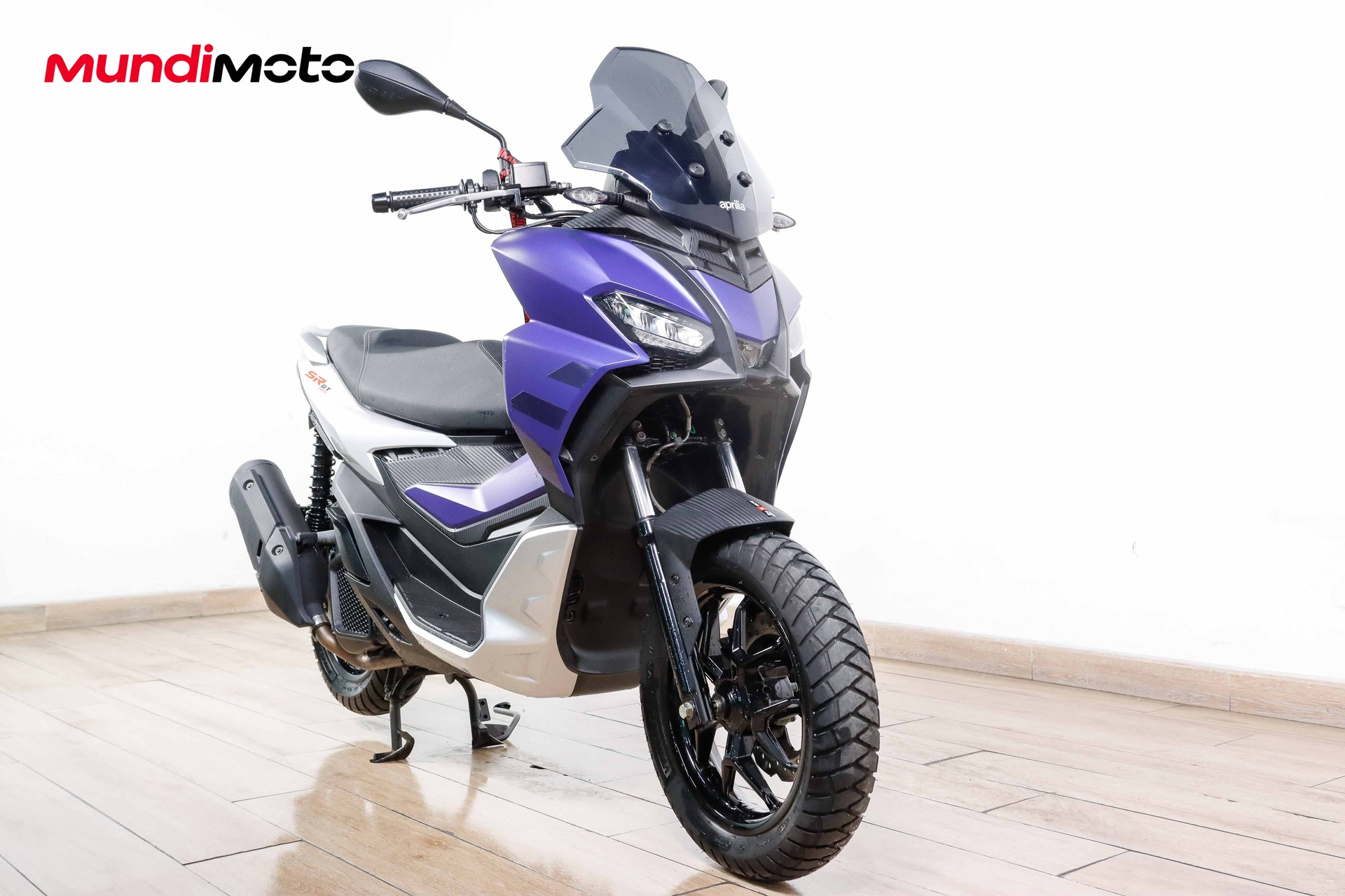 https://assets.mundimoto.com/images/c514d1b4-838a-49a2-a397-dcc45262bd0a/RIGHT_FRONT-0_detail.jpg