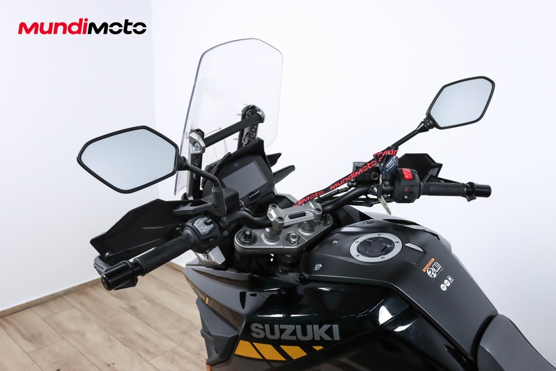 https://assets.mundimoto.com/images/c9821a45-4c64-4352-9ac6-dcb046a28898/COCKPIT_HANDLEBAR-0_medium.jpg