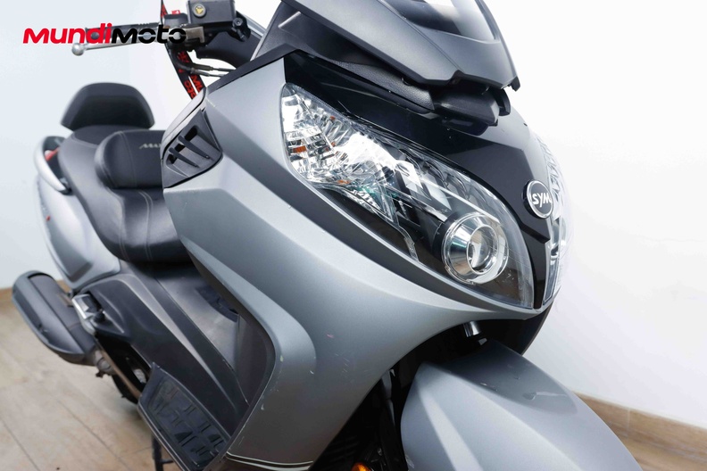 https://assets.mundimoto.com/images/c9bb0312-44aa-4bec-8cc9-41a1ed9e74bd/RIGHT_FRONT_DETAIL-0_medium.jpg