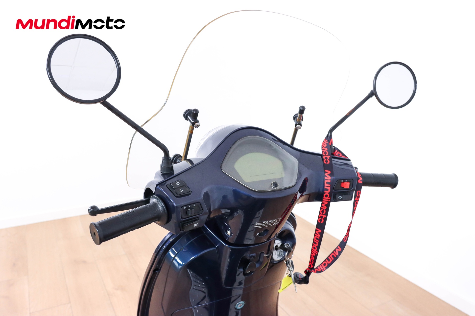 https://assets.mundimoto.com/images/cbde33a1-2154-4680-9f1d-055178e7da9e/COCKPIT_HANDLEBAR-0_detail.jpg