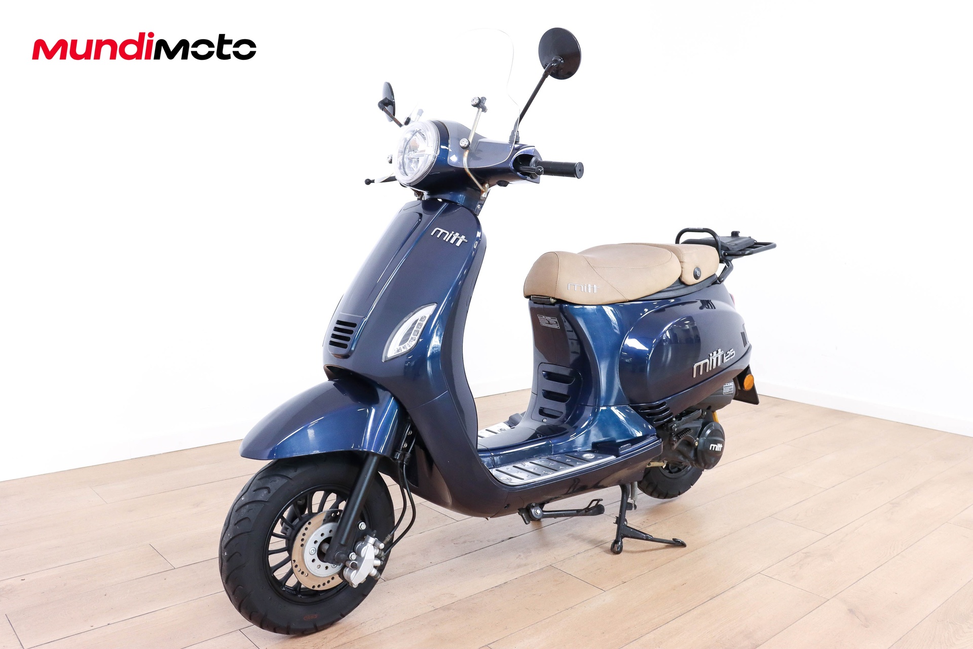 https://assets.mundimoto.com/images/cbde33a1-2154-4680-9f1d-055178e7da9e/LEFT_FRONT-0_detail.jpg